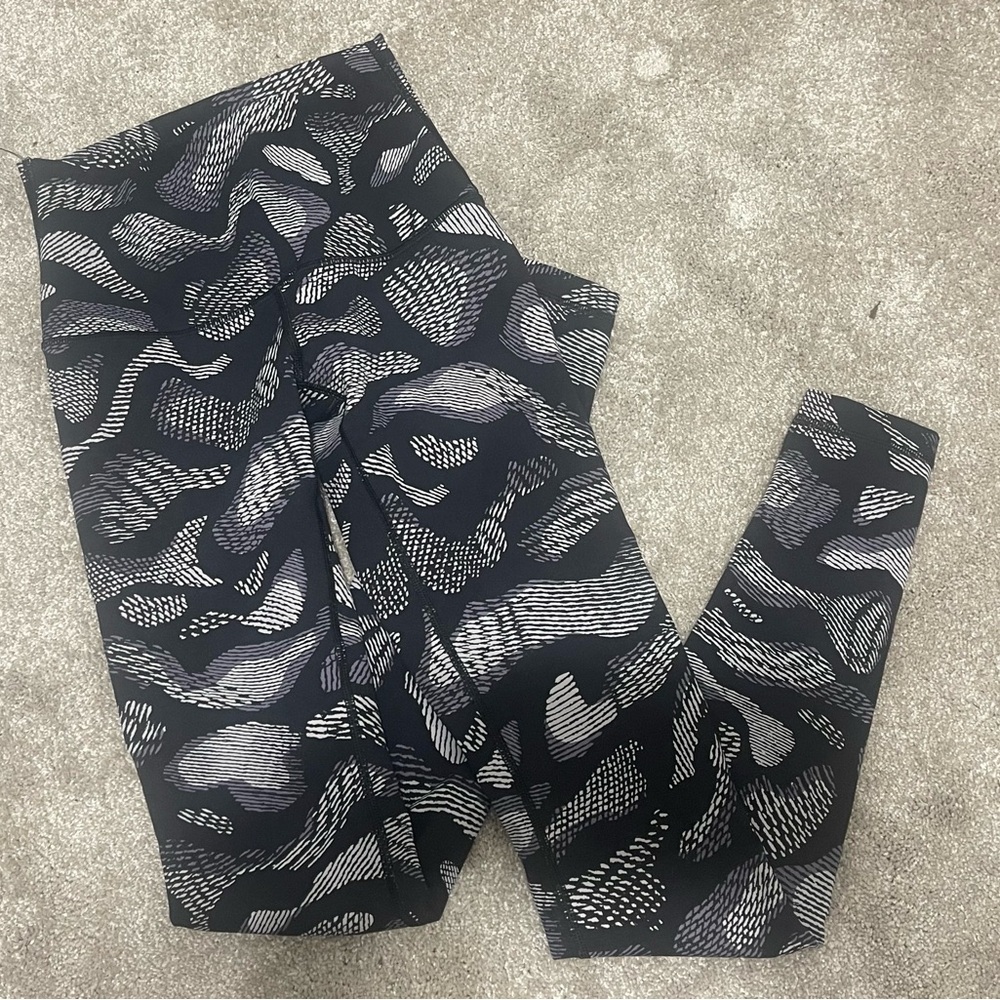 lululemon athletica Black & Gray Abstract Print Leggings